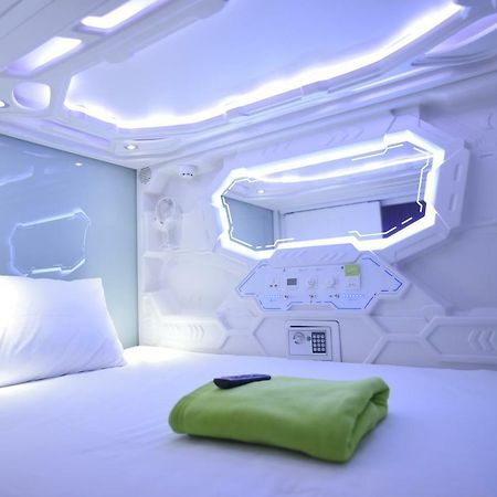 Whiz Capsule Hotel Thamrin Dżakarta Zewnętrze zdjęcie