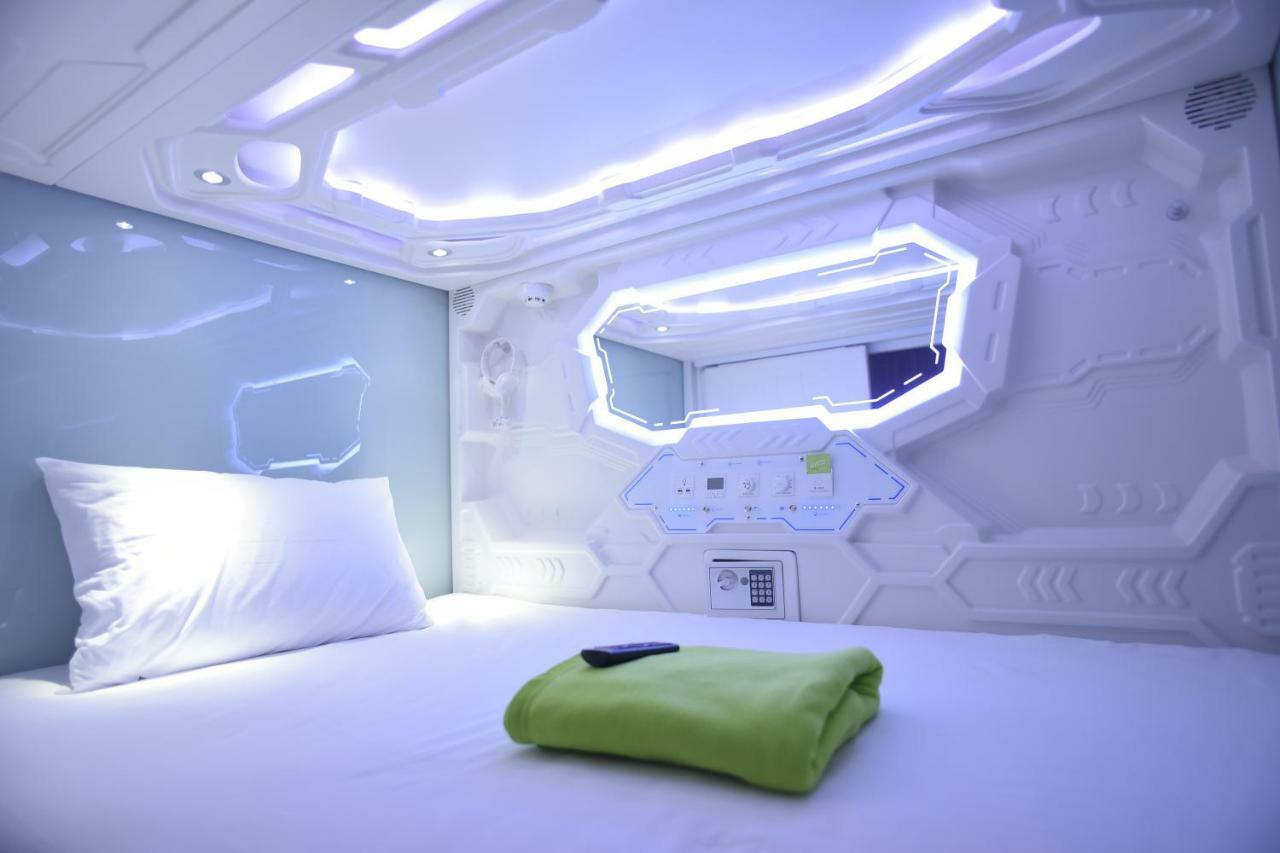 Whiz Capsule Hotel Thamrin Dżakarta Zewnętrze zdjęcie