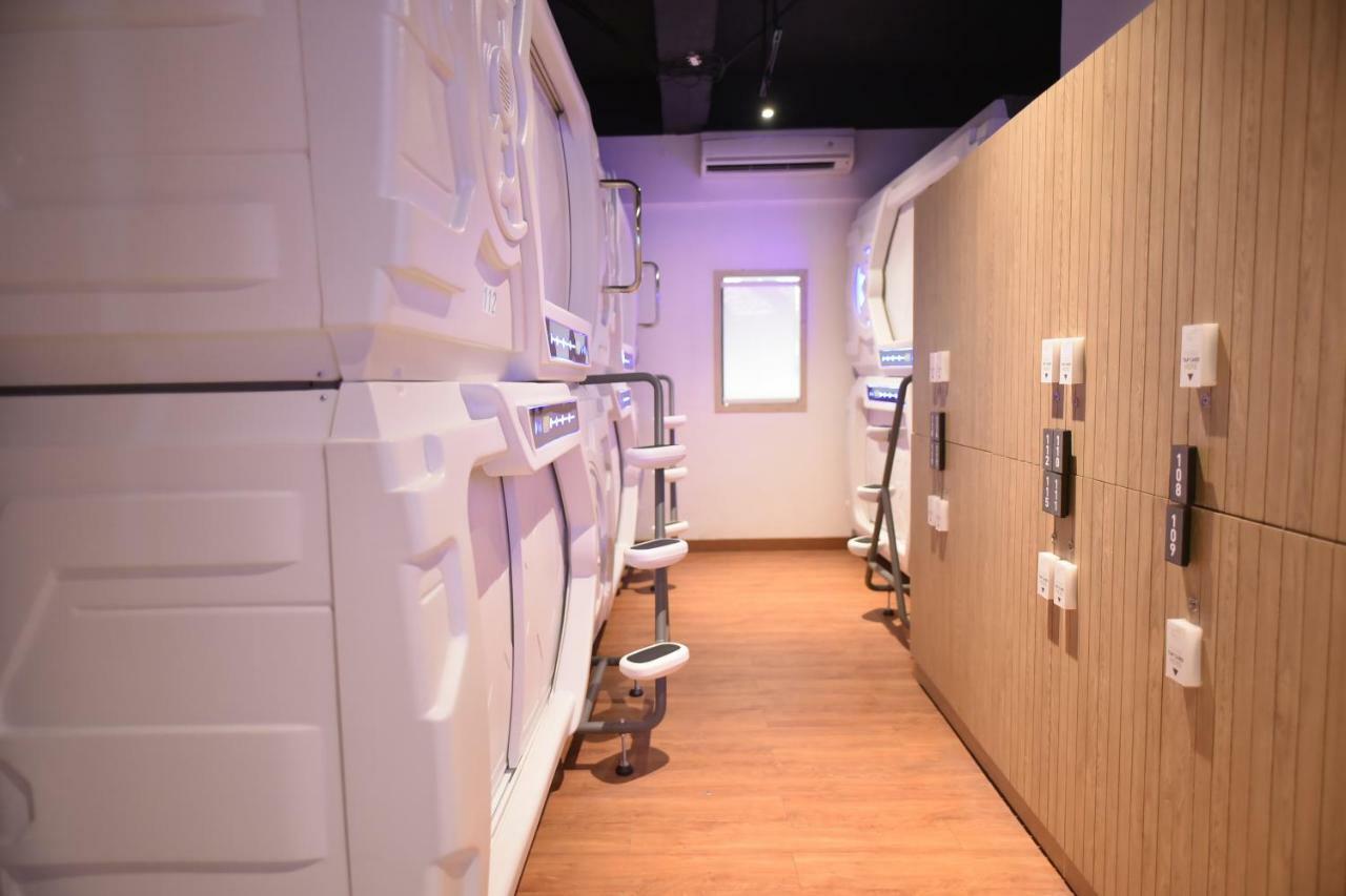 Whiz Capsule Hotel Thamrin Dżakarta Zewnętrze zdjęcie