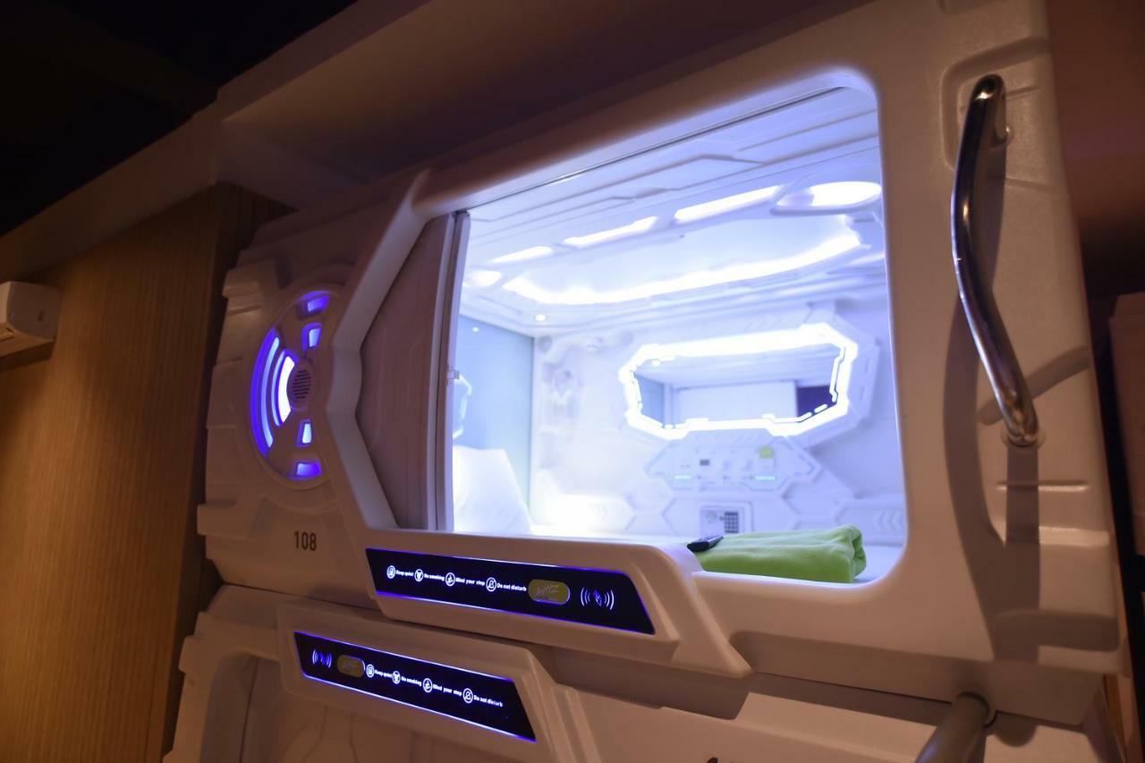 Whiz Capsule Hotel Thamrin Dżakarta Zewnętrze zdjęcie