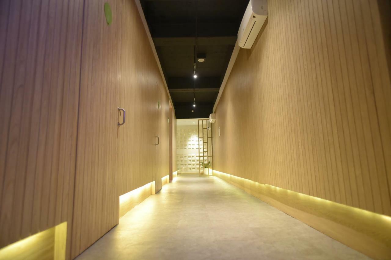 Whiz Capsule Hotel Thamrin Dżakarta Zewnętrze zdjęcie
